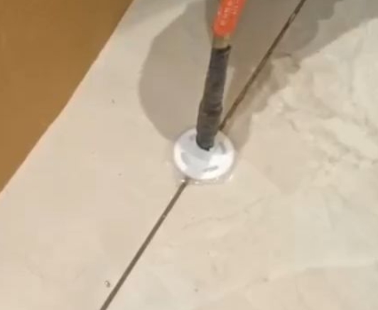 泉州市瓷砖空鼓维修公司专业解答瓷砖在铺贴过程中，如果没有涂抹均匀到位的粘结材料（如水泥砂浆或瓷砖胶），可能会导致以下问题
