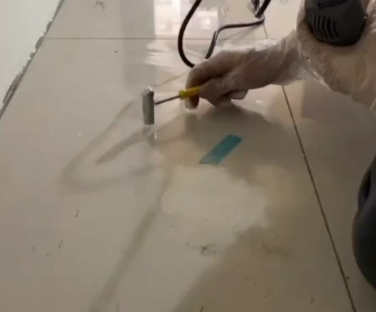 泉州市瓷砖开裂维修公司专业分享瓷砖在铺贴前如果没有沥干水分，将会导致以下问题