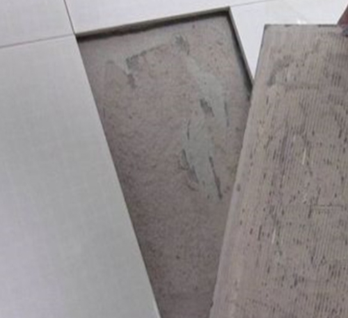泉州市瓷砖空鼓维修公司分享瓷砖铺贴时如果打浆（即涂抹在瓷砖背面和基层上的砂浆或瓷砖胶）过少，会带来以下问题
